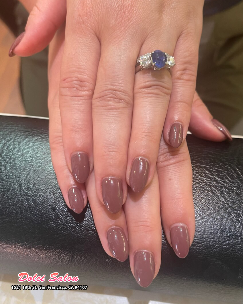 Autumn beauty reaches its peak when your nails perfectly capture the season's cozy essence.