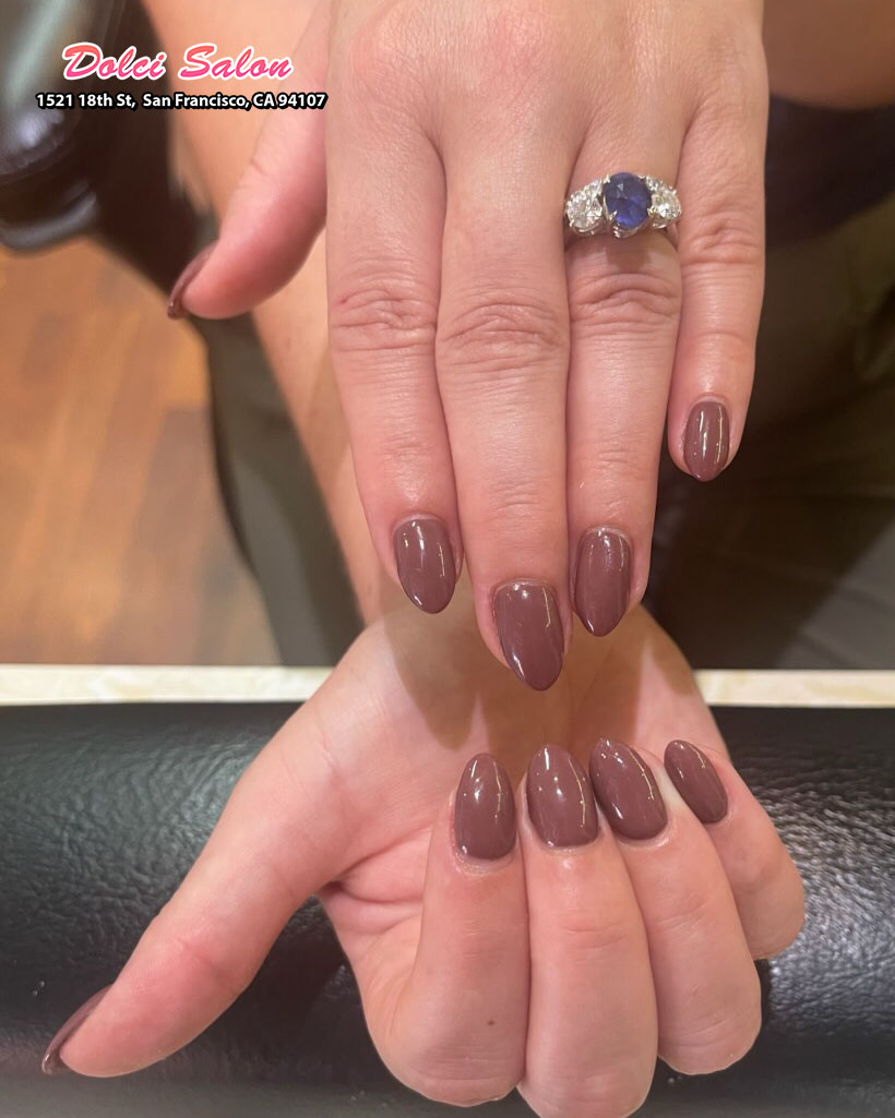 Autumn beauty reaches its peak when your nails perfectly capture the season's cozy essence.