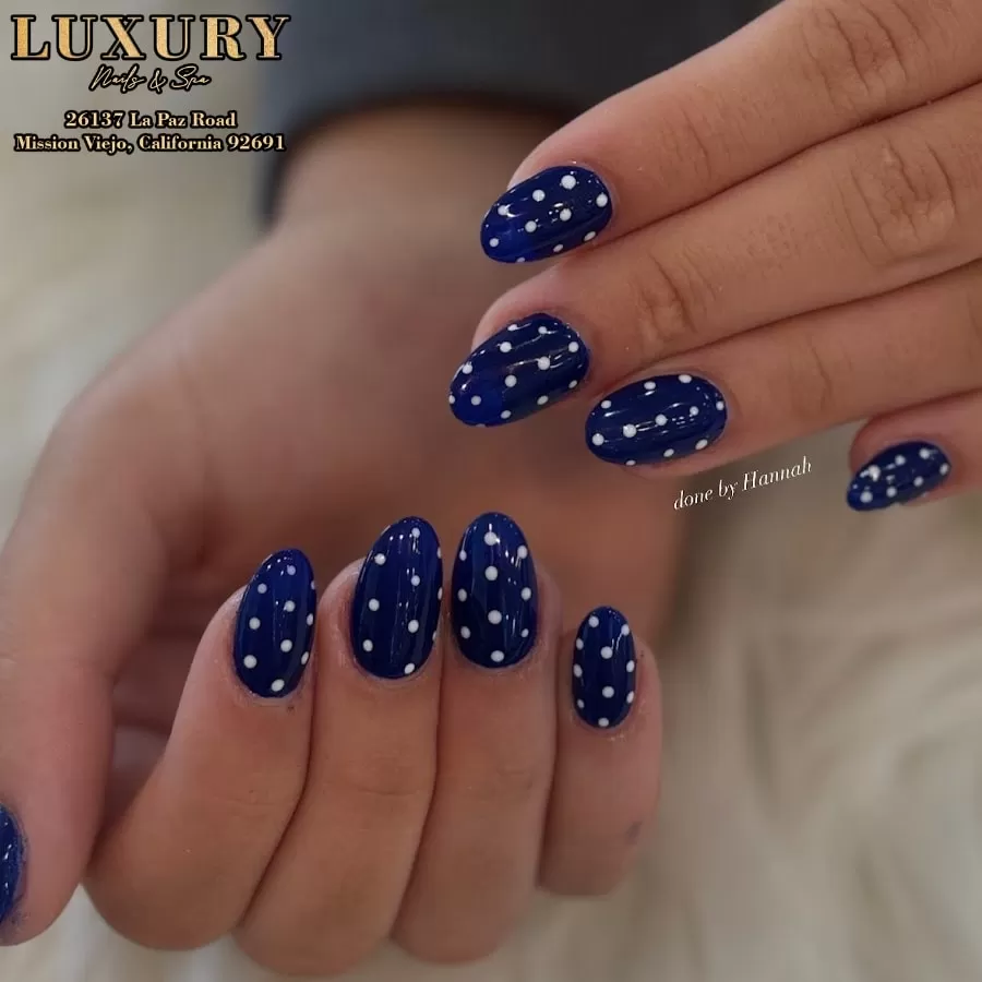 Minimalist nail art