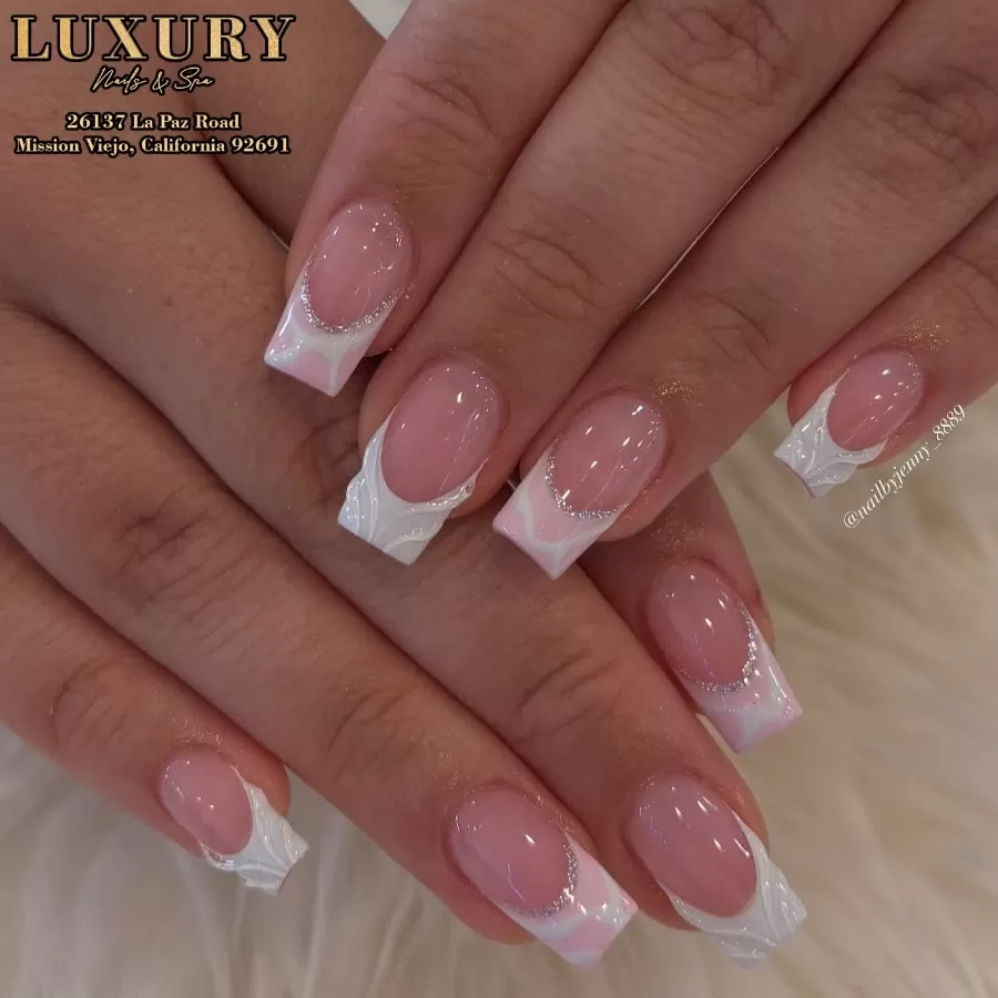 Minimalist nail art