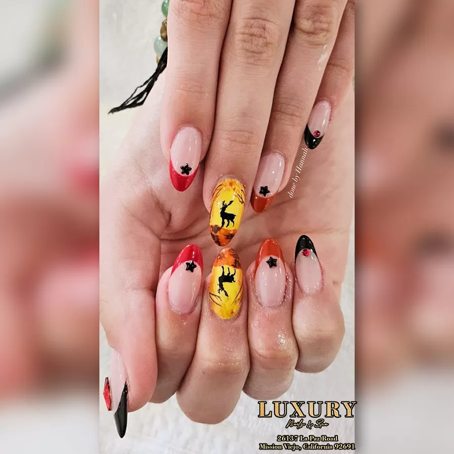 Minimalist nail art