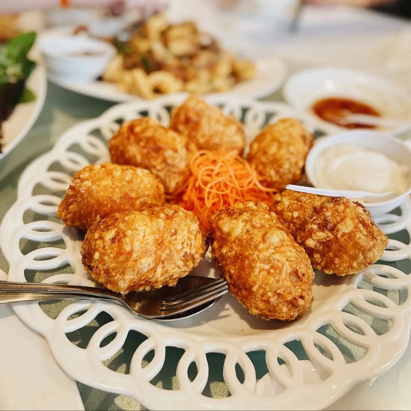  Chả giò hải sản tại Bạch Đằng – lớp vỏ giòn rụm, nhân tôm điệp đầy đặn, chấm nước xốt mayonnaise chua ngọt. Món khai vị Việt ngon khó cưỡng!