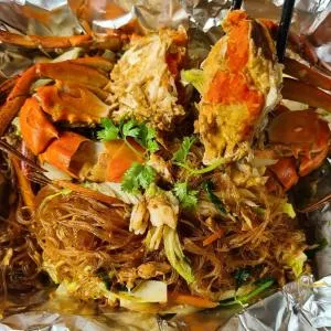 Miến Xào Cua – Sợi dai thấm vị, cua tươi chắc ngọt tại Bạch Đằng - Stir-Fried Glass Noodles with Crab – Chewy, Flavorful, and Luxurious