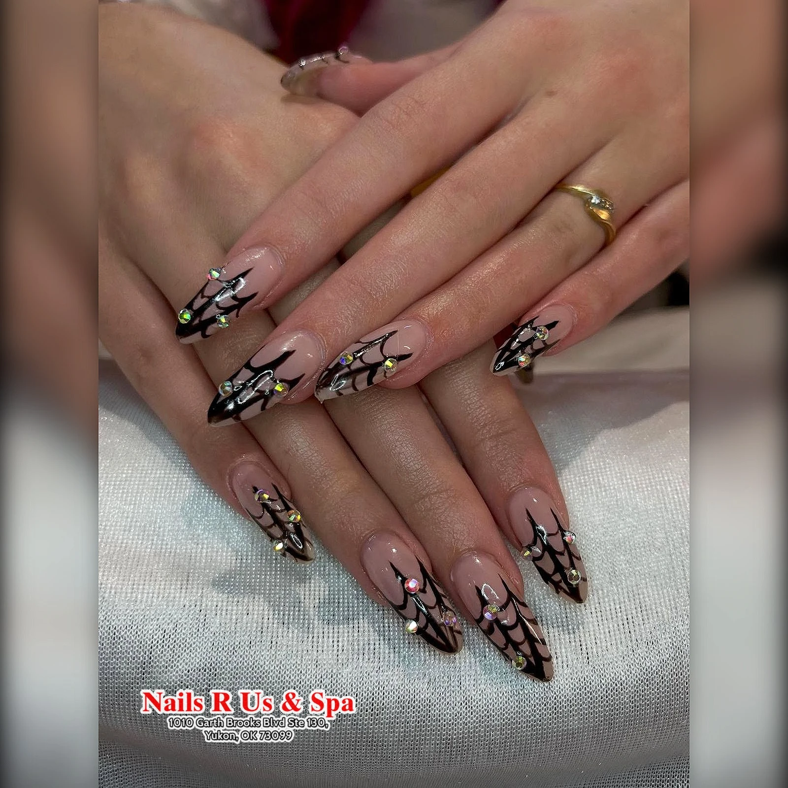 Nails R Us & Spa