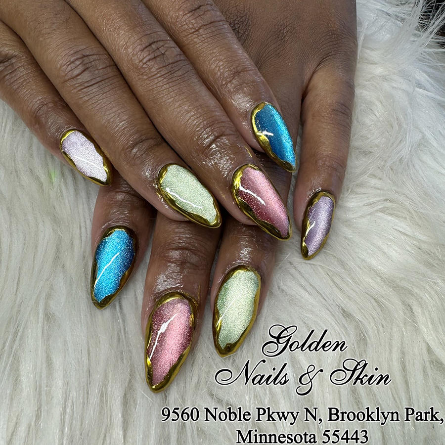 Minimalist nail art