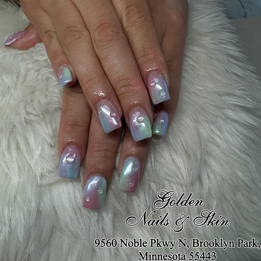 Minimalist nail art